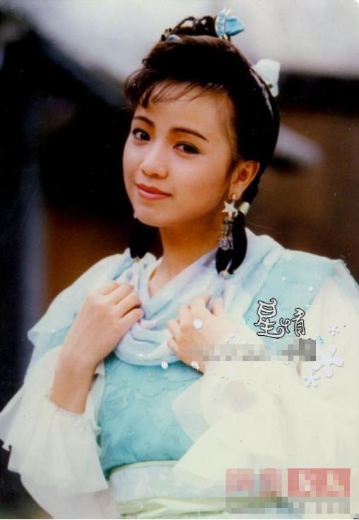 53歲鄧萃雯近照曝光！昔日女神優雅老去，至今單身卻活得魅力無限