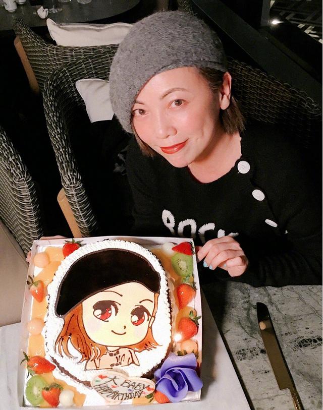53歲鄧萃雯近照曝光！昔日女神優雅老去，至今單身卻活得魅力無限