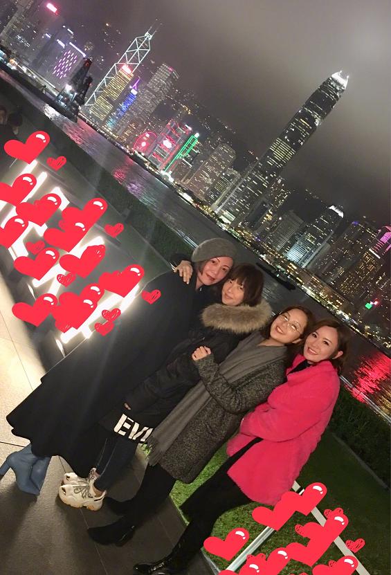 53歲鄧萃雯近照曝光！昔日女神優雅老去，至今單身卻活得魅力無限