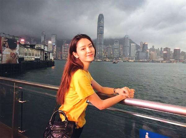 林峰女友張馨月曬健身視頻，水蛇腰與蜜桃臀瞬間展現出來，網友：難怪林峰甘願放棄吳千語~