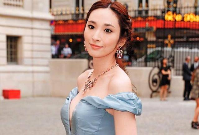 吳佩慈女兒「不到1歲就背12萬愛馬仕」，住價值933億的城堡!