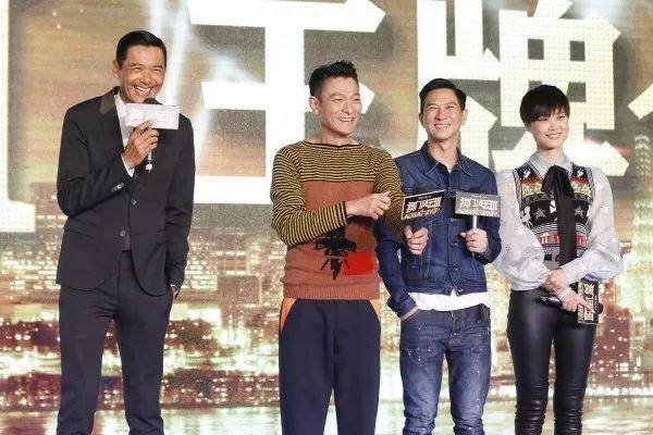 周潤發陪97歲母親外出就餐，細節見人品，網友：難怪他紅足40年