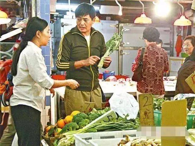周潤發陪97歲母親外出就餐，細節見人品，網友：難怪他紅足40年
