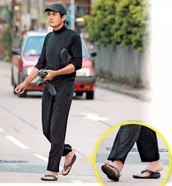 周潤發陪97歲母親外出就餐，細節見人品，網友：難怪他紅足40年