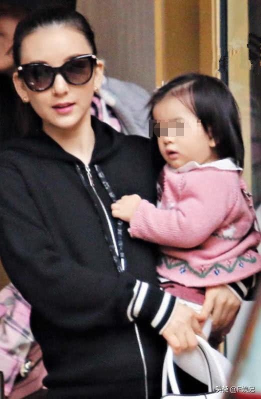 方媛挺孕肚帶女兒去上課，為生兒子郭富城特意將家裡的風水陣，9條青龍改成9條金龍！
