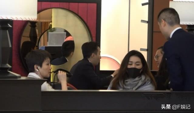 四房長女何超盈證實懷孕3個月和已訂婚，賭王高興地豎起大拇指！