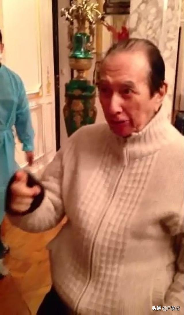 四房長女何超盈證實懷孕3個月和已訂婚，賭王高興地豎起大拇指！