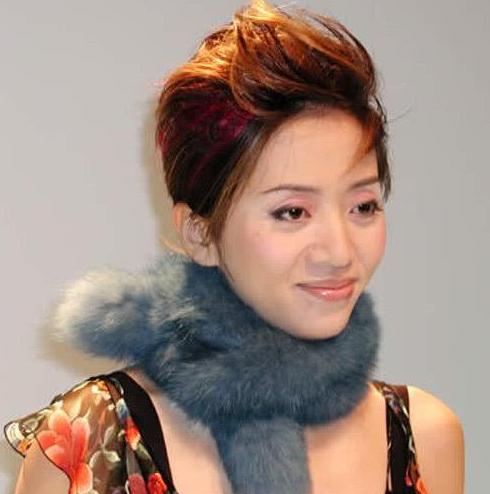  41歲最美女演員患癌去世，撇下2歲兒子，陳道明在她葬禮放聲大哭！