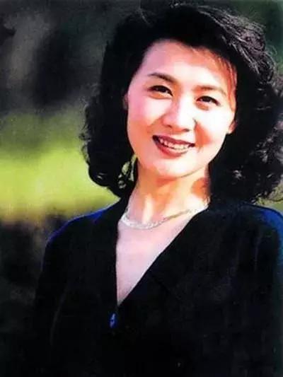  41歲最美女演員患癌去世，撇下2歲兒子，陳道明在她葬禮放聲大哭！
