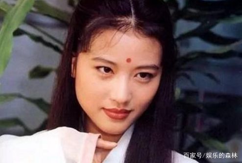 她曾讓香港瘋狂，因皮膚病遭豪門拋棄，近視1200度今無人敢娶!