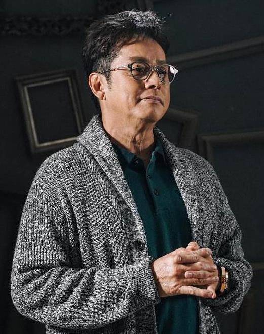 69歲譚詠麟找搭上「最美搬運工人， 譚校長 果然寶刀未老 !