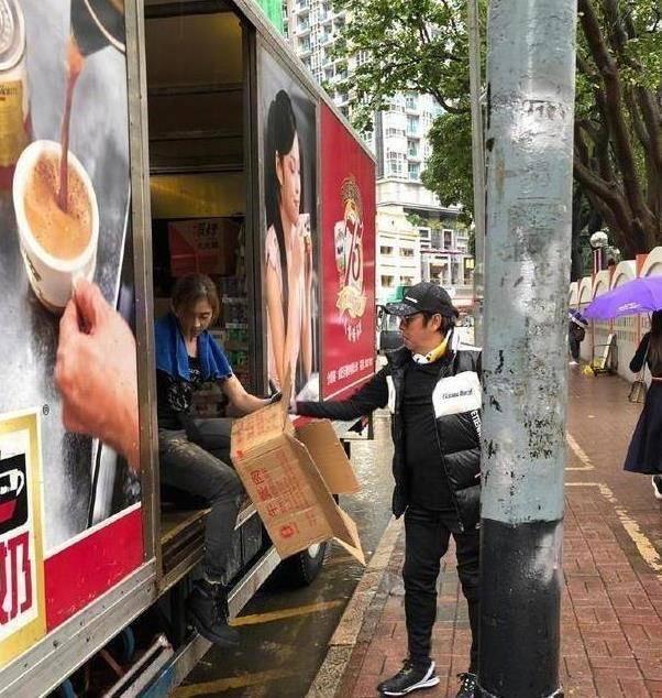 69歲譚詠麟找搭上「最美搬運工人， 譚校長 果然寶刀未老 !