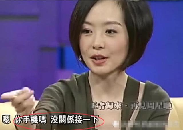 周星馳錄節目手機突然響了，他下意識的動作，讓主持人當場懵逼！