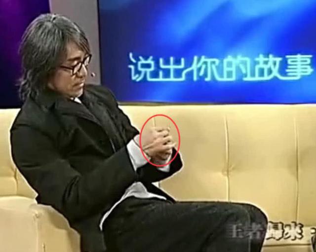 周星馳錄節目手機突然響了，他下意識的動作，讓主持人當場懵逼！