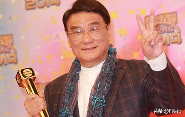 85歲老戲骨拄拐杖由保姆扶著到TVB上班，拍戲辛苦就當配音！