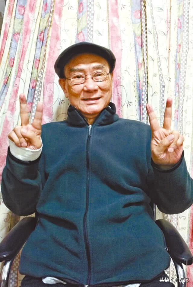 85歲老戲骨拄拐杖由保姆扶著到TVB上班，拍戲辛苦就當配音！