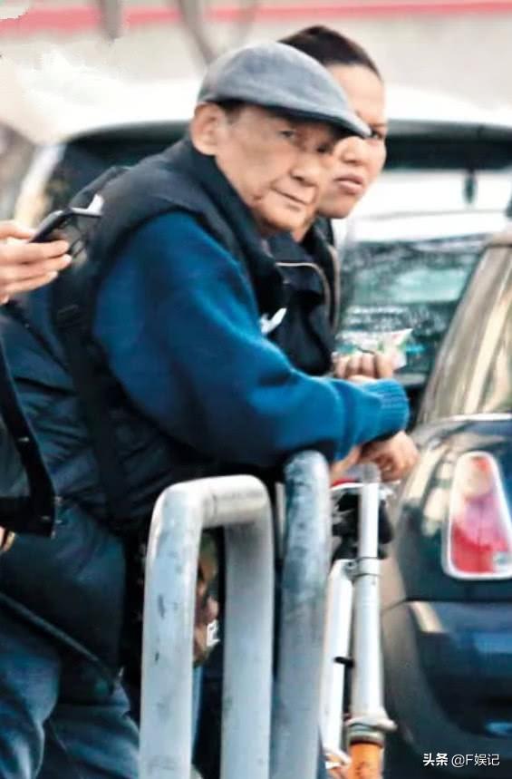 85歲老戲骨拄拐杖由保姆扶著到TVB上班，拍戲辛苦就當配音！