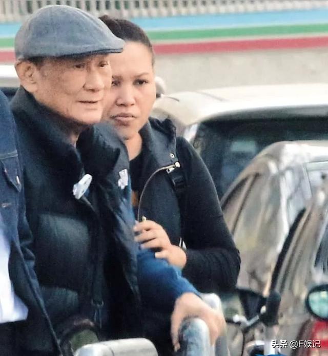 85歲老戲骨拄拐杖由保姆扶著到TVB上班，拍戲辛苦就當配音！