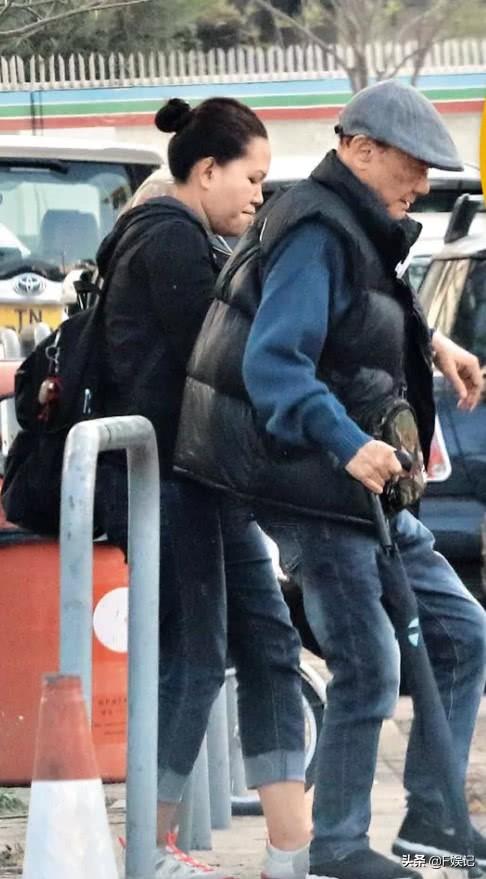 85歲老戲骨拄拐杖由保姆扶著到TVB上班，拍戲辛苦就當配音！