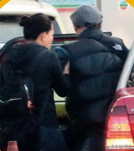 85歲老戲骨拄拐杖由保姆扶著到TVB上班，拍戲辛苦就當配音！
