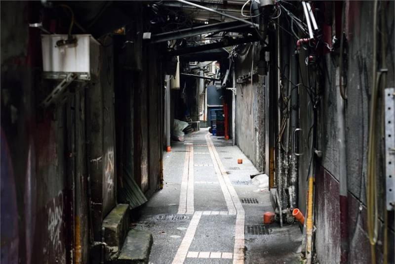 夜歸女子遭老翁強行發生關係3小時，滿身傷被男友追問奔潰痛哭！