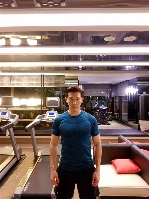 47歲黃少祺「全家近照」曝光！他抖肌跑進9千萬豪宅，娶10年嬌妻和2兒子「如今長這樣」！