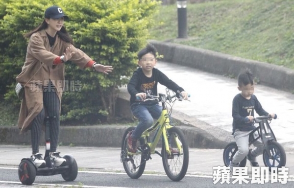 47歲黃少祺「全家近照」曝光！他抖肌跑進9千萬豪宅，娶10年嬌妻和2兒子「如今長這樣」！
