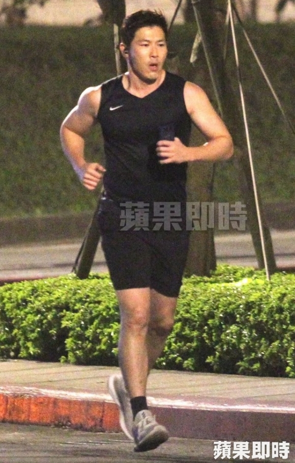 47歲黃少祺「全家近照」曝光！他抖肌跑進9千萬豪宅，娶10年嬌妻和2兒子「如今長這樣」！