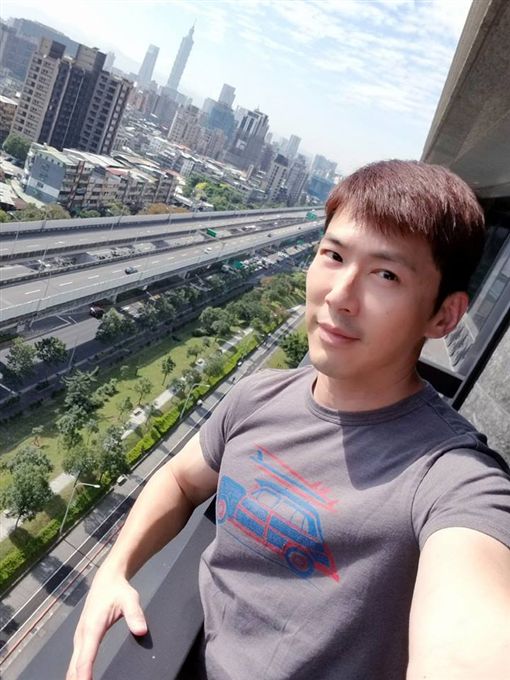 47歲黃少祺「全家近照」曝光！他抖肌跑進9千萬豪宅，娶10年嬌妻和2兒子「如今長這樣」！
