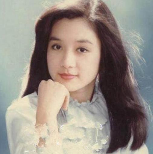 55歲呂秀菱近照曝光，被譽為林青霞的接班人，終敵不過公司倒閉，三級片不火，現如今嫁入豪門成人生贏家！