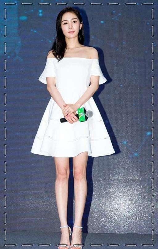 32歲楊冪和36歲王鷗同穿露肩連衣裙，才知道楊冪到底「輸」在了哪