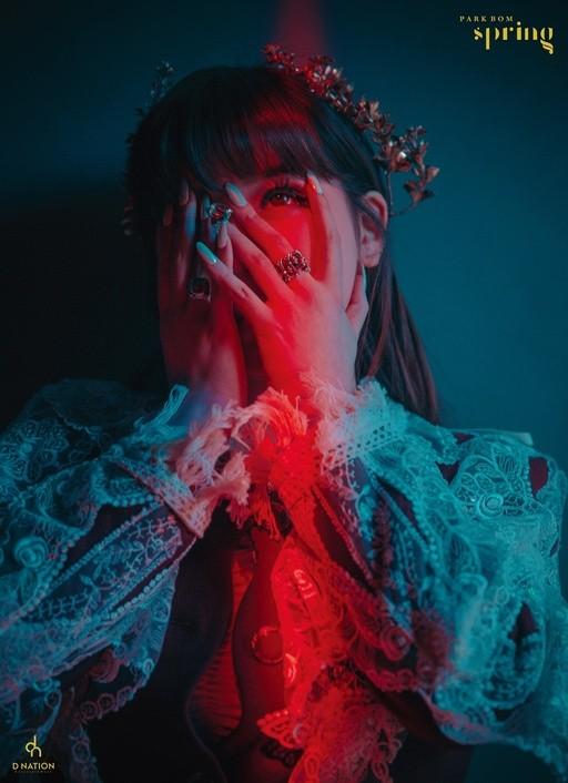 2NE1朴春宣布復出，在直播間裡激動流淚，歌迷：YG耽誤了她八年！