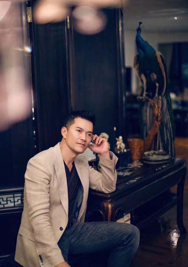 爸爸是香港男神，媽媽是億萬富婆，15歲兒子長相一言難盡！