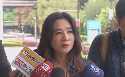 62歲月亮歌后「淒慘坐輪椅39年」，她痛到受不了「吞藥留遺言」大家全嚇壞！應曉薇匆忙趕到現場竟發現她....！