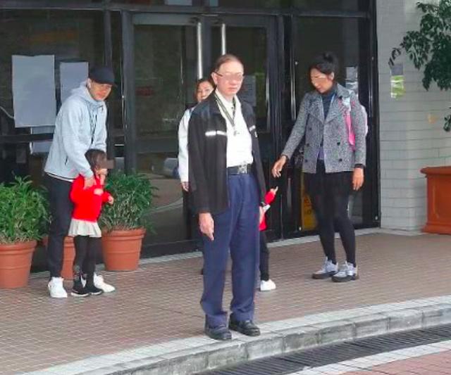 劉愷威接女兒放學，小糯米有禮貌超乖巧，穿衣風格和楊冪一模一樣！