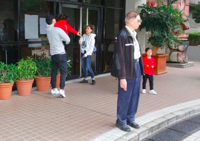 劉愷威接女兒放學，小糯米有禮貌超乖巧，穿衣風格和楊冪一模一樣！