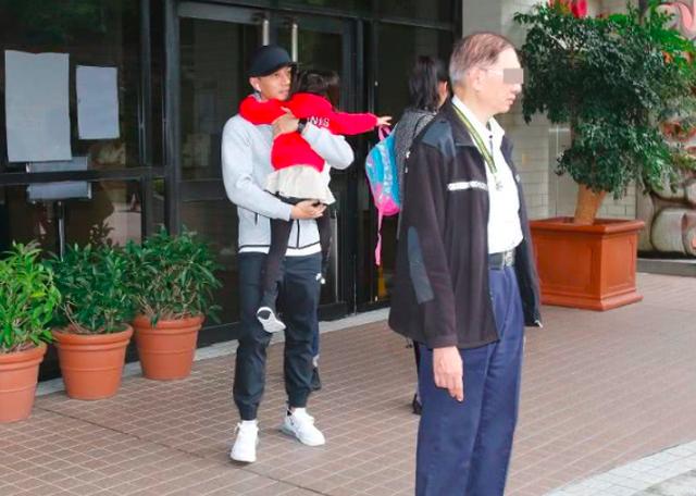 劉愷威接女兒放學，小糯米有禮貌超乖巧，穿衣風格和楊冪一模一樣！