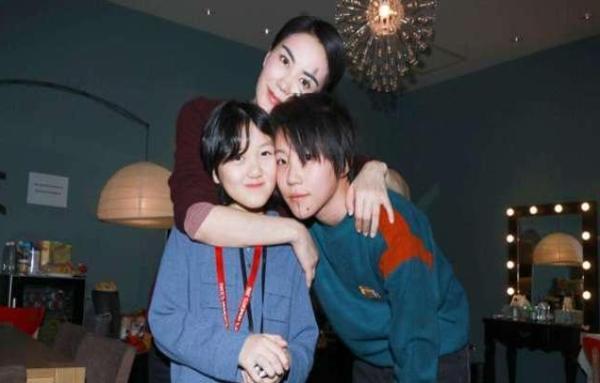 王菲與女兒李嫣逛街被跟拍，她的處理方式與張柏芝差距不是一點點！