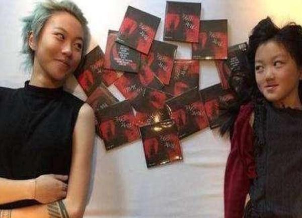 王菲與女兒李嫣逛街被跟拍，她的處理方式與張柏芝差距不是一點點！