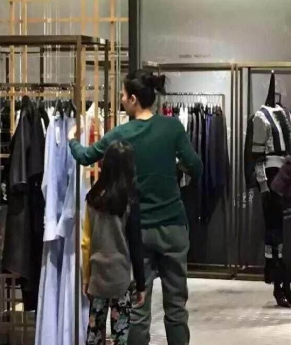 王菲與女兒李嫣逛街被跟拍，她的處理方式與張柏芝差距不是一點點！