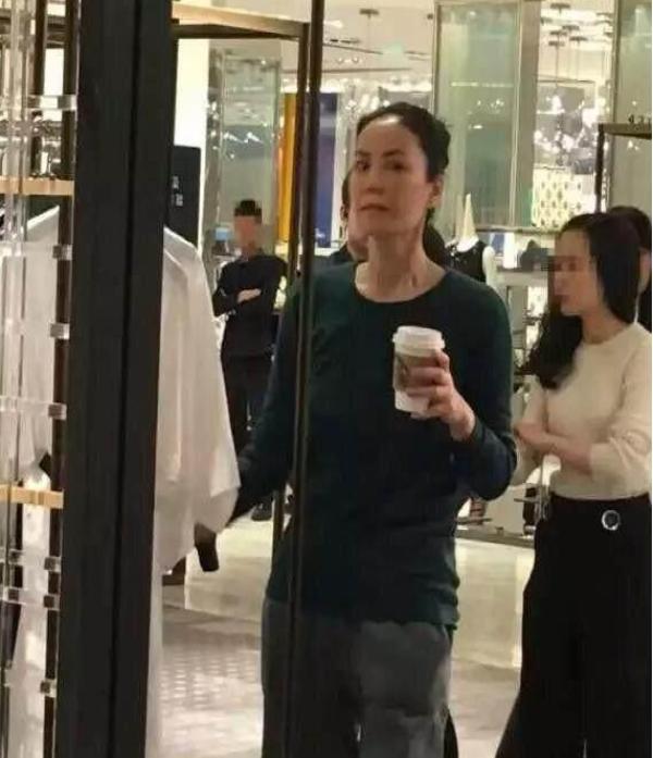 王菲與女兒李嫣逛街被跟拍，她的處理方式與張柏芝差距不是一點點！