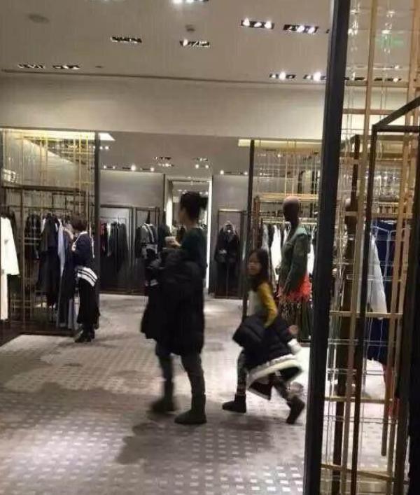 王菲與女兒李嫣逛街被跟拍，她的處理方式與張柏芝差距不是一點點！