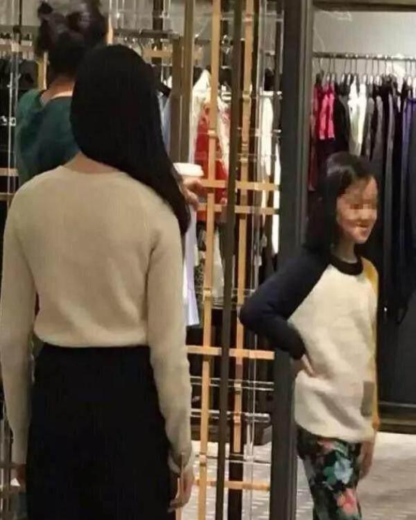 王菲與女兒李嫣逛街被跟拍，她的處理方式與張柏芝差距不是一點點！