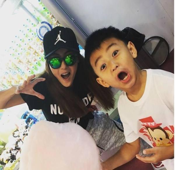 王菲與女兒李嫣逛街被跟拍，她的處理方式與張柏芝差距不是一點點！