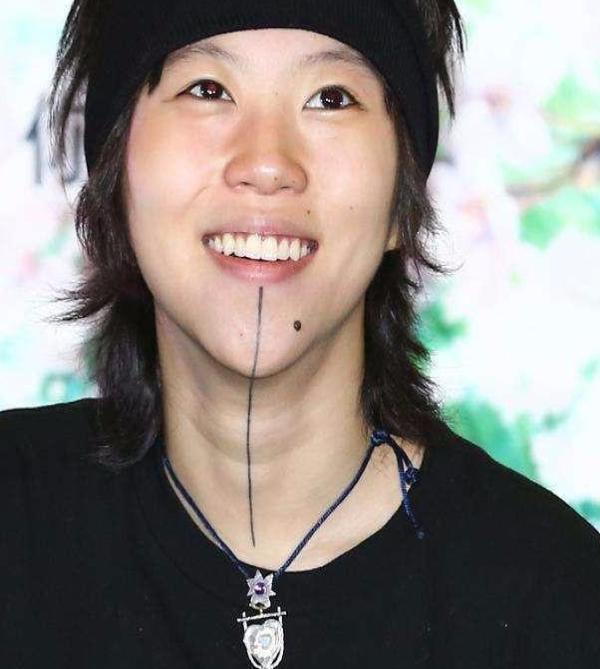 王菲與女兒李嫣逛街被跟拍，她的處理方式與張柏芝差距不是一點點！