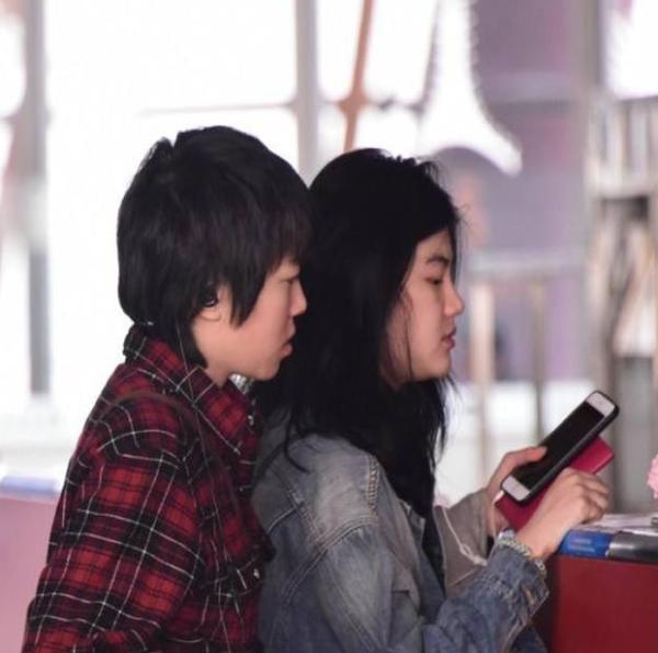 王菲與女兒李嫣逛街被跟拍，她的處理方式與張柏芝差距不是一點點！