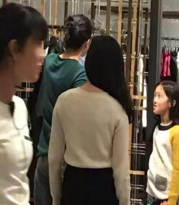 王菲與女兒李嫣逛街被跟拍，她的處理方式與張柏芝差距不是一點點！