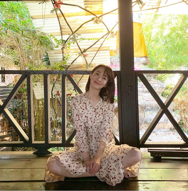 「小龍女」范文芳曬一家近照，48歲的她樂觀自在，優雅老去更從容