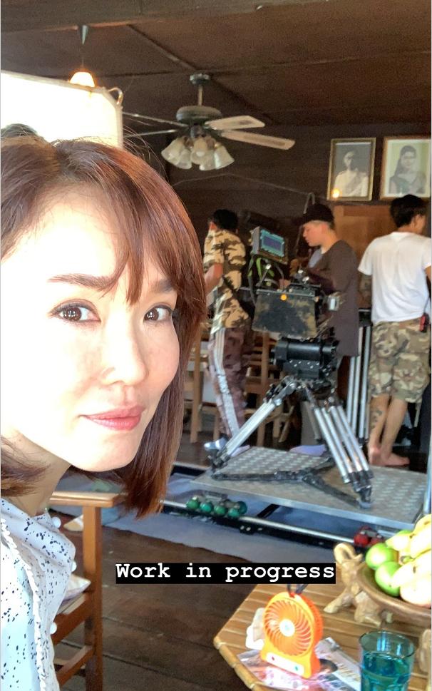 「小龍女」范文芳曬一家近照，48歲的她樂觀自在，優雅老去更從容