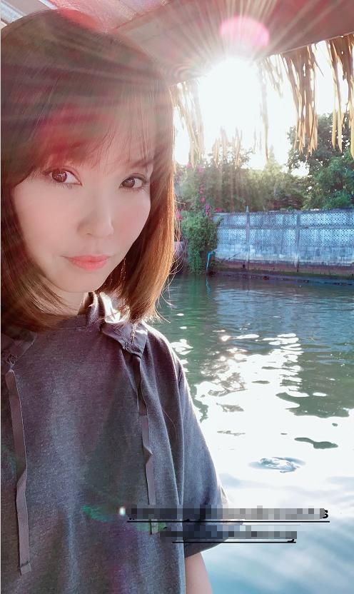 「小龍女」范文芳曬一家近照，48歲的她樂觀自在，優雅老去更從容